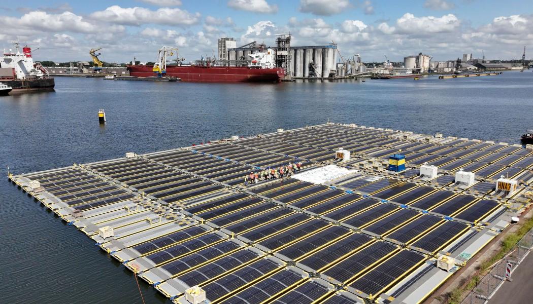 Bildtext: Flytande solpaneler installeras i det havsbaserade vindkraftverket Hollandse Kust Noord. Foto: © Oceans of Energy