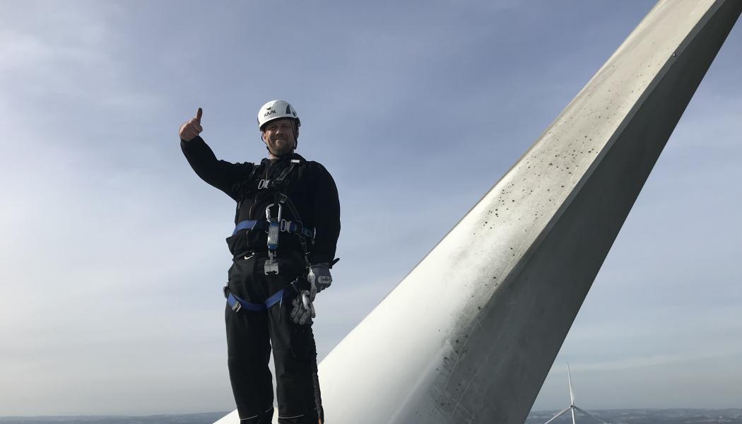 Verktyget sköts av en specialistingenjör. Vederbörande applicerar den patenterade metoden, som innebär arbete med extremt fina toleranser, när det gäller att ta bort och återinsätta bearbetade tänder. Foto: CVC Onsite