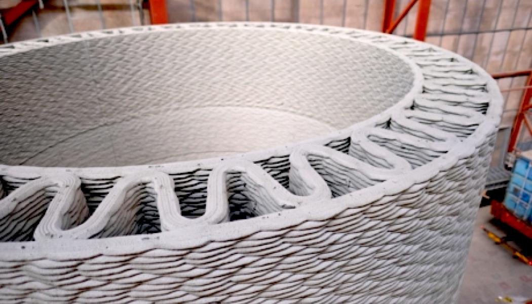Projektet avser att producera en vindkraftsprototyp med ett printat tornfundament och en produktionsklar skrivare och materialsortiment för att skala upp produktionen. En 10 meter hög prototyp av tornsockel printades framgångsrikt redan i oktober 2019 i Köpenhamn. Genom att utforska sätt att ekonomiskt utveckla högre torn som fångar starkare vindar, siktar de tre partnerna på att generera mer förnybar energi per turbin. Foto: Cobod
