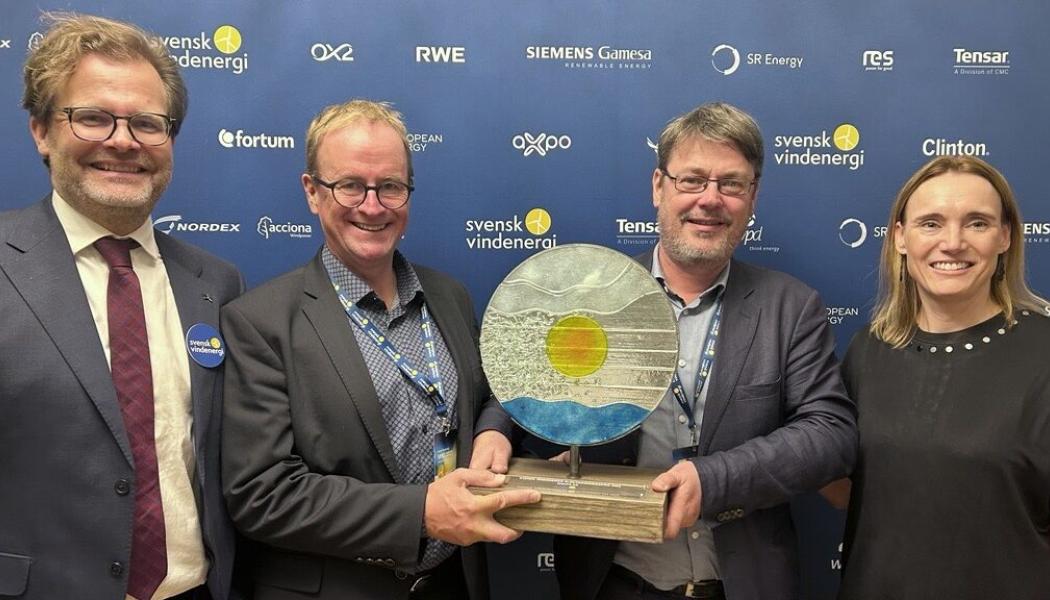 Prisutdelningen på konferensen VIND2023. Från vänster: Daniel Badman, vd, Svensk Vindenergi; Göran Nyström, marknads- och teknikchef Ovako Group; Anders Lugnet, teknisk koncernspecialist energi, Ovako Group; Britta Ersman, styrelseordförande, Svensk Vindenergi. Foto: Svensk Vindenergi