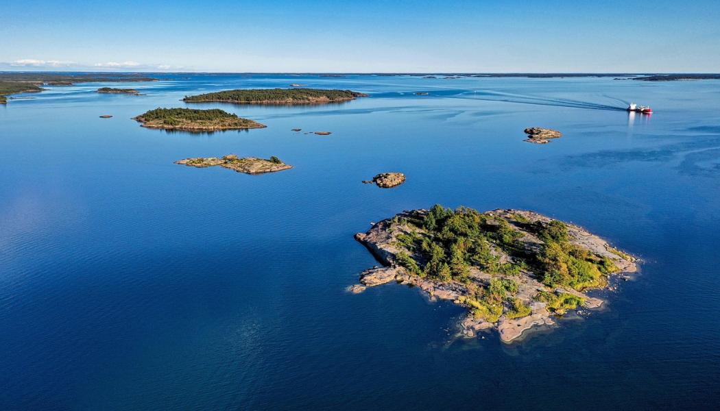 Energibolaget vill koppla samman en föreslagen utbyggnad av vindparken – 40 nya verk utöver dagens elva – via en luftledning genom Björneborgs skärgård i Finland. Boende och naturvänner varnar för stora intrång i landskap och livsmiljöer och kräver mark- och sjökablar i stället. Foto: Creative Commons Lic. Symbolbild, Kredit: Pixabay. Reijotelaranta