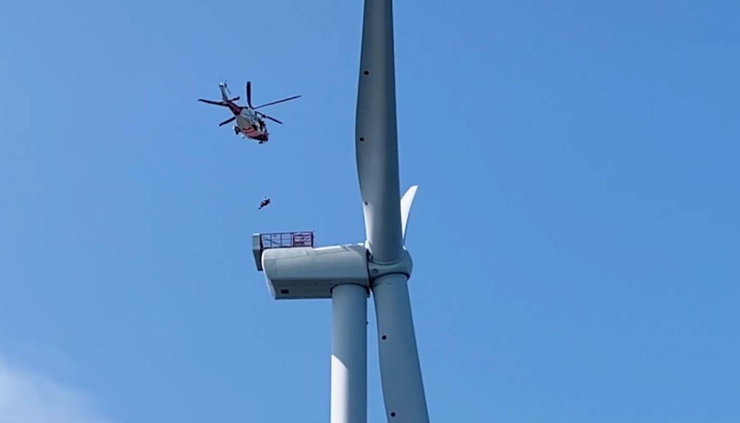 Under två dagar övade deltagarna, inklusive vindkraftsföretaget Ocean Winds, på ett simulerat olycksscenario där ett fartyg kolliderat med ett vindkraftverk efter ett maskinhaveri. För att öka realism användes SAR-helikopter och statister i land. Foto: Ocean Winds