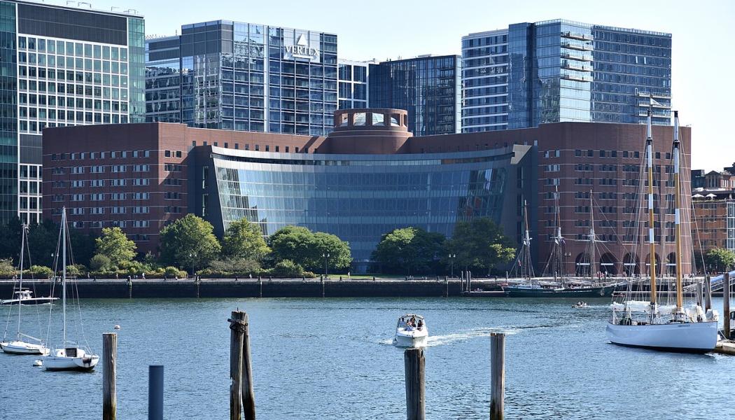 Federala USA-domstolen John Joseph Moakley United States Courthouse, belägen på 1 Courthouse Way vid Fan Pier i Boston, Massachusetts, färdigställdes 1999 och ritades av Henry N. Cobb och Ian Bader från Pei Cobb Freed & Partners. Byggnaden är uppkallad efter kongressledamoten Joe Moakley. Foto: Wikipedia Commons Lic. Kredit: 4300streetcar 