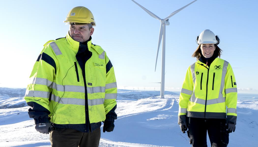 Ståle Gjersvold, koncernchef på Aneo och Kari Skeidsvoll Moe, konserndirektör för tillväxt av förnybar energi på Aneo. Foto: Aneo