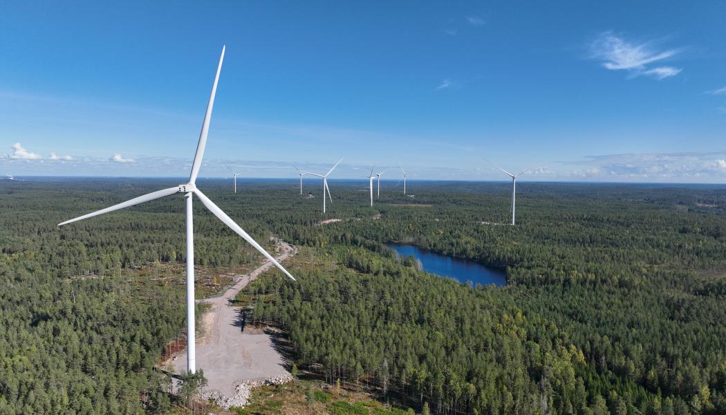Vindpark Knöstad, som byggts av danska Eurowind Energy på Valneklinten i Säffle kommun, består av åtta vindkraftverk från Siemens Gamesa av typen SG170. Knöstad är den första vindparken i världen som använder dessa nya vindkraftverk med en tornhöjd på 115 meter och 85 meter långa rotorblad, vilket är de längsta rotorbladen som idag finns kommersiellt tillgängliga för landbaserade vindkraftverk. 
Foto: Eurowind Energy