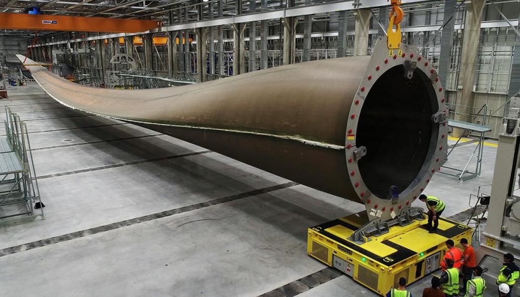 Situationen förvärras av flera tekniska missöden kopplade till LM Wind Powers produkter. Under 2023 rapporterades upprepade problem med bolagets rotorblad – bland annat vid det brittiska havsbaserade vindkraftsprojektet Dogger Bank, ett av världens största i sitt slag. Projektet har nyligen drabbats av nya förseningar, delvis på grund av de tekniska utmaningarna med turbinkomponenterna. Foto: LM Vind Powers.