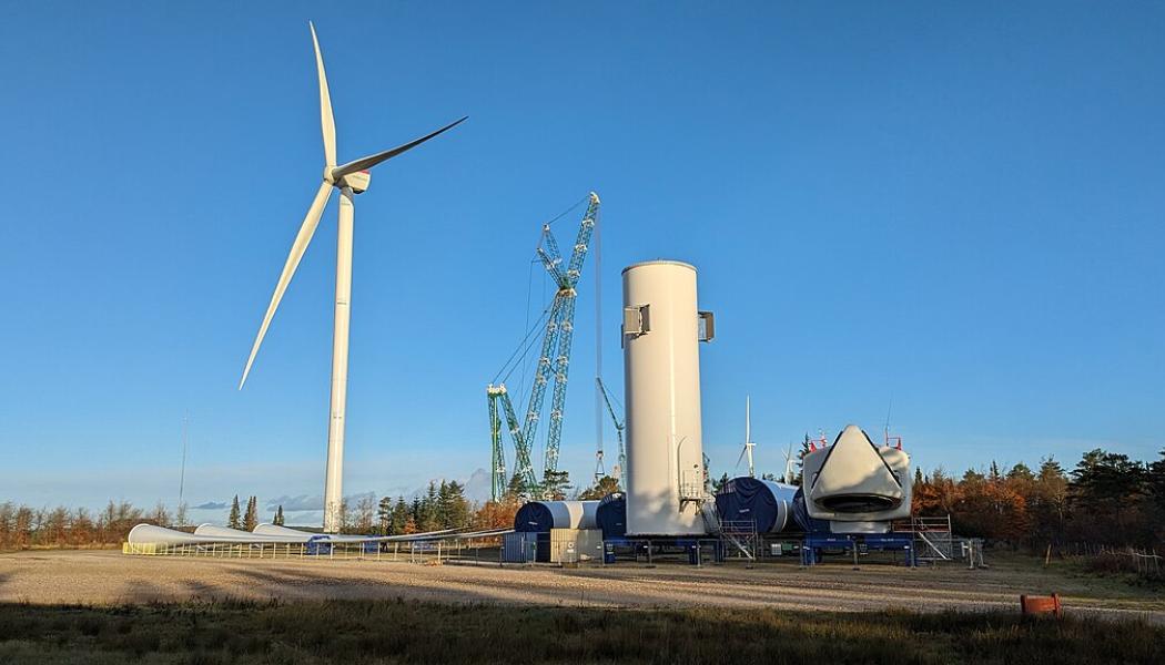 Tornbygge av vindkraftverk MHI Vestas 174-9.5 i danska Osterild. Foto: Wikipedia Common Lic, kredit: Tosi0812
