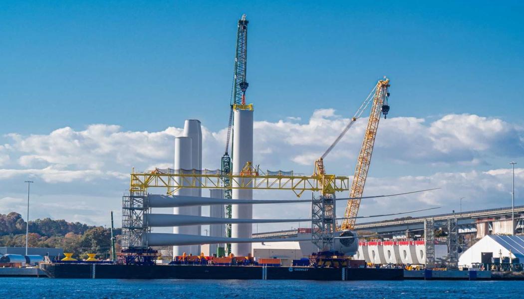 Ørsteds vindturbinblad för projektet Revolution Wind uppställda vid kusten norr om New York. Foto: Ørsted