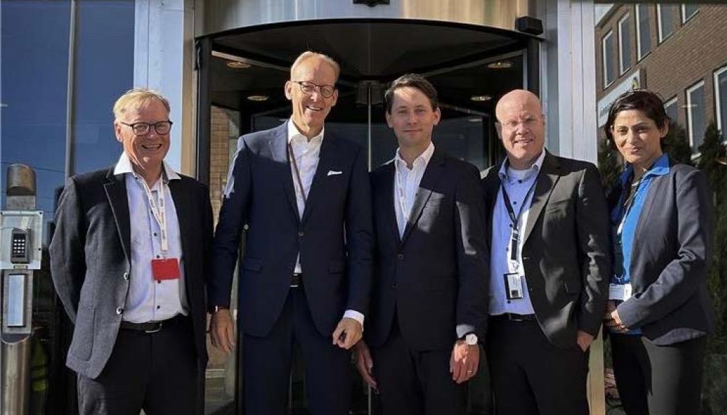 Från vänster: Per Leth Hansen, Global Account Manager för Ørsted på Hitachi Energy, Johan Söderström, Executive Vice President för Europa-, Mellanöstern- och Afrika på Hitachi Energy, Sebastian Hald Buhl, Ørsteds landschef i Sverige, Tobias Hansson, vd på Hitachi Energy i Sverige och Sepideh Chekad, projektledare för Power Transformer-leveransen av Hornsea 3 . Foto: Hitachi Energy