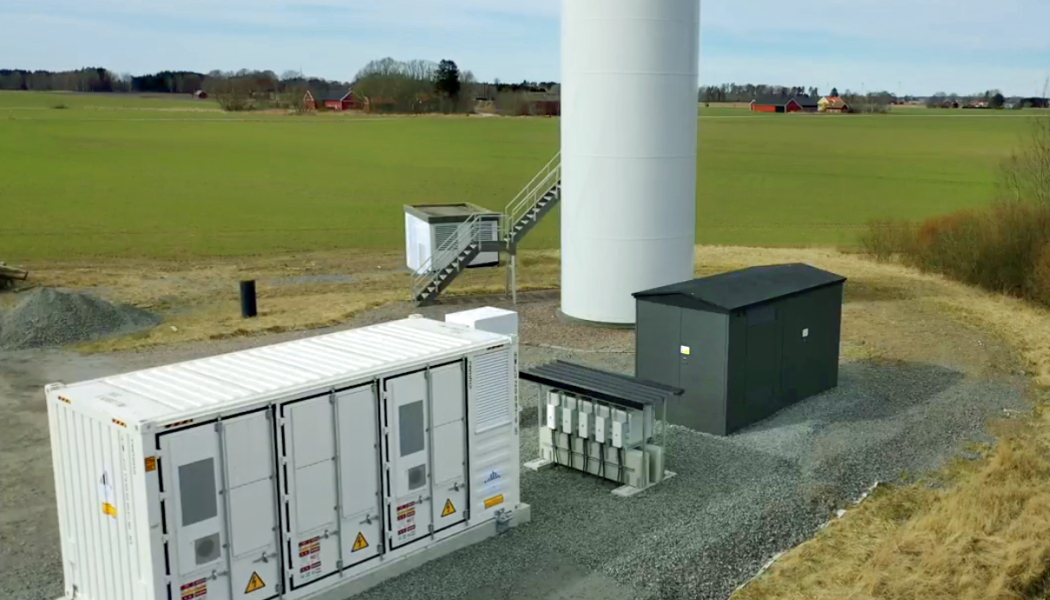 Soltech driftsätter batterier. Pressbild: Soltech Energy Sweden