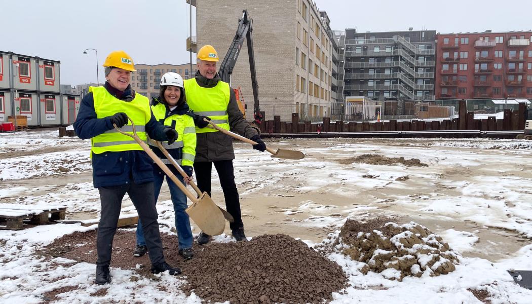 Det första spadtaget för LKPs nya parkeringshus på Brunnshög togs i torsdags av LKPs styrelseordförande Mats Helmfrid, Wästbyggs arbetschef Suzana Lindblad och LKPs vd Paul Myllenberg. Pressbild: LKP
