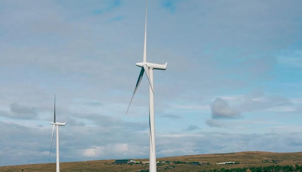 Whitelee vindkraftpark i Skottland. Bolaget hade redan tecknat avtal med den brittiska regeringen om att tillhandahålla intäktsstöd för två anläggningar: Whitelee-projektet samt Cromarty Hydrogen Project, det senare i samarbete med norska Storegga. Båda projekten hade ett planerat driftsättningsdatum i december 2026. Foto: ScottishPower