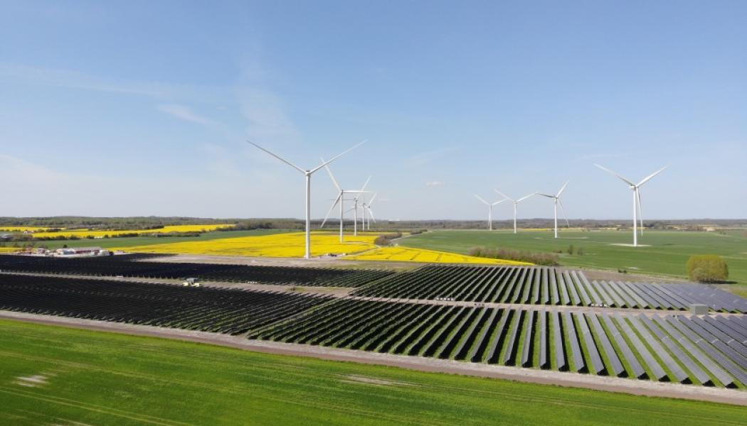 Utöver vindkraftverken planeras en solkraftsanläggning med en installerad kapacitet på upp till 15 MW (direktström), vilket ytterligare cementerar Howparks position som en föregångare inom hybridenergi. Denna solkraftsanläggning är designad för att komplettera vindkraftverket, säkerställande en kontinuerlig produktion av grön el oavsett väderförhållanden – solen skiner när vinden inte blåser, och tvärtom. Foto: Eurowind Energy