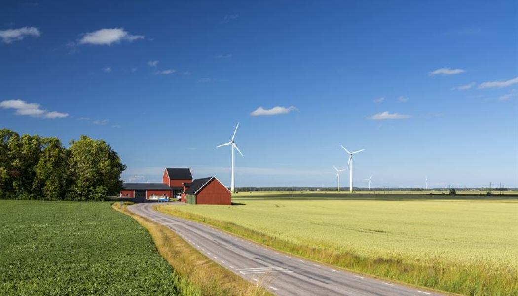 Vindkraftverk på åker. Pressbild: Green Power Sweden