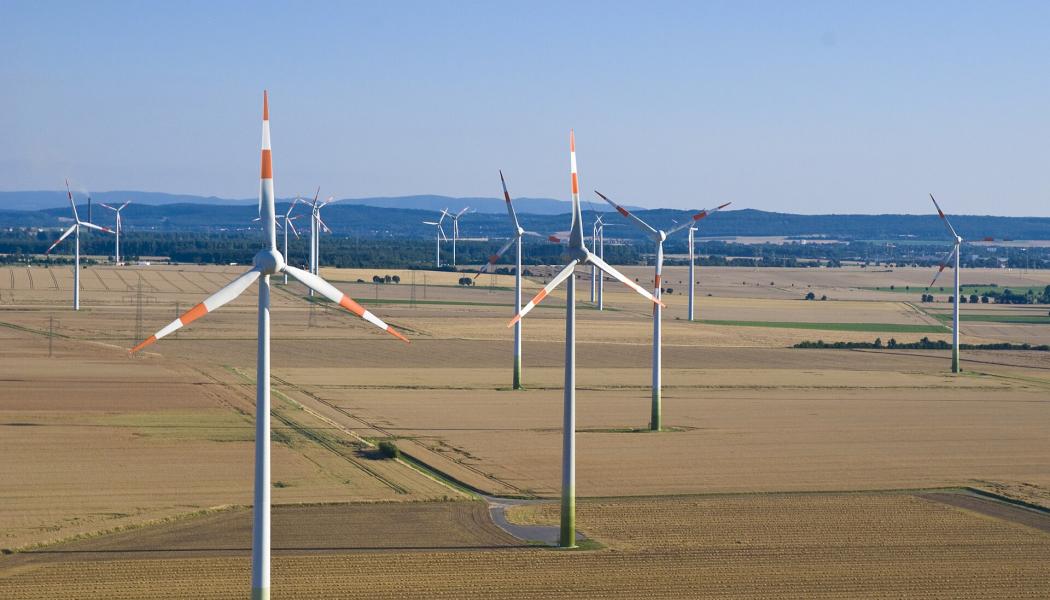 En tysk vindkraftspark tillverkad av Enercon. Den här bilden är tagen från luften. På ett flyg från Braunschweig till Hildesheim i Tyskland, delstaten Niedersachsen. Foto: Wikipedia Common, kredit: Philip May 
