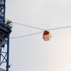 Under övningen firades den skadade (en docka) på en bår via en travers från hög höjd till marken för vidare transport. Statkraft, Jämtkraft, Vestas, Vasa Vind och Räddningstjänsten i Jämtland har skapat ett unikt samarbete – Avancerad Räddningsgrupp. En trygghet för vindkraftsanställda. Foto: Victor Agestam, Jämtkraft.
Foto:  Jämtkraft
