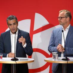 Pontus Lundahl/TT: Energi- och digitaliseringsminister Khashayar Farmanbar (S) och finansminister Mikael Damberg (S) presenterar sin "generalplan" för elproduktionen.