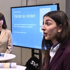 Claudio Bresciani/TT: Utredaren Ulrika Liljeberg (tv) överlämnar betänkandet Stärkta incitament för utbyggd vindkraft till klimat- och miljöminister Romina Pourmokhtari vid en pressträff.