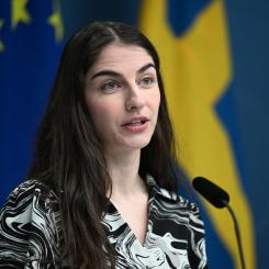 Fredrik Sandberg/TT: Klimat- och miljöminister Romina Pourmokhtari (L) under pressträff om en utredning om tillståndsprocesser för vindkraft till havs.