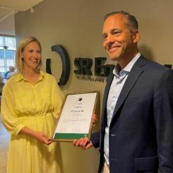 Sofie E Muntenau, Chef Bra Miljöval, och Peter Zachrisson, vd SR Energy vid dagens licensutdelning. Foto: SR Energy