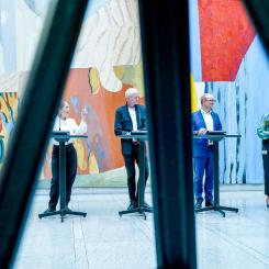 Lise Åserud/NTB/TT: Den nya uppgörelsen presenterades i stortinget i Oslo. Från vänster Kjell Ingolf Ropstad (Krf), Une Bastholm (MDG), Lars Haltbrekken (SV), Ketil Kjenseth (V) och Marianne Sivertsen Næss (Ap).