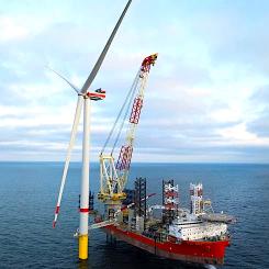 Havsbaserade vindturbiner installeras ofta långt ute till havs med hjälp av specialfartyg. Foto: Vestas / pressbild.