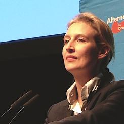Partiledaren Alice Weidel (AfD) i talarstolen. Foto: Wikipedia Common Lic. Kredit: Olaf Kosinsky