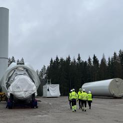 Arbetet med att resa de åtta vindkraftverken. Foto: European Energy