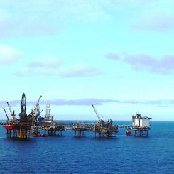 Verksamhet 2010 vid Ekofisk-området. Nu har ConocoPhillips Scandinavia etablerat en dialog med Ventyr för att undersöka möjligheten att koppla Ekofisk-området till Sørlige Nordsjø II. Enligt en rekommendation från Statnett 2022 kan Ekofisk ta emot ström från land när det inte blåser. Statnett noterar att en växelströmsförbindelse från Sørlige Nordsjø II kan försörja anläggningarna med vindkraft när det blåser och med ström via kabeln till land när det inte blåser. Foto: Wikipedia Common, Kredit: BOHL