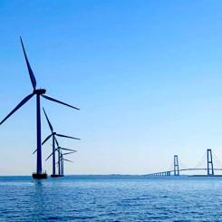 Vindparken i Jammerlandsbukten är inte bara en betydande investering i förnybar energi utan också en del av Danmarks nationella klimatmål. Danmark strävar efter att bli klimatneutralt senast 2050, och havsbaserade vindparker spelar en central roll i den strategin.  Illustration: European Energy.