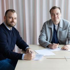 Flowers grundare och vd John Diklev (t.h) tecknar avtalet med Locus Energys partner och vice vd Mattias Söderqvist (t.v). Foto: Flower