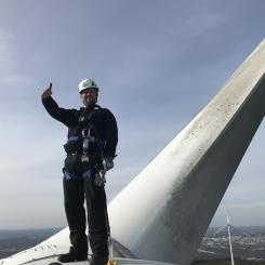 Verktyget sköts av en specialistingenjör. Vederbörande applicerar den patenterade metoden, som innebär arbete med extremt fina toleranser, när det gäller att ta bort och återinsätta bearbetade tänder. Foto: CVC Onsite