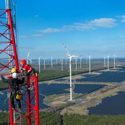 Här installeras de sista sektionerna på tornets högsta punkt. Den 300 meter höga masten i Schipkau, Brandenburg, möjliggör forskning om innovativa vindkraftverk med ännu högre navhöjder. Foto: GICON®