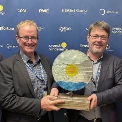 Prisutdelningen på konferensen VIND2023. Från vänster: Daniel Badman, vd, Svensk Vindenergi; Göran Nyström, marknads- och teknikchef Ovako Group; Anders Lugnet, teknisk koncernspecialist energi, Ovako Group; Britta Ersman, styrelseordförande, Svensk Vindenergi. Foto: Svensk Vindenergi