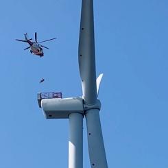 Under två dagar övade deltagarna, inklusive vindkraftsföretaget Ocean Winds, på ett simulerat olycksscenario där ett fartyg kolliderat med ett vindkraftverk efter ett maskinhaveri. För att öka realism användes SAR-helikopter och statister i land. Foto: Ocean Winds
