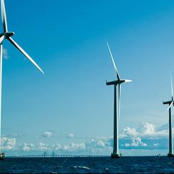 Som en del av Marylands satsningar på leverantörskedja och kompetensutveckling inom havsbaserad vindkraft erbjöd Maryland Energy Administration en rad bidragsprogram som skulle skapa en väg in i branschen för företag och individer. Programmen tillhandahöll olika finansieringsmöjligheter till företag – inklusive nystartade företag ägda av minoriteter – samt till ideella organisationer, akademiska institutioner, fackföreningar och statliga, lokala och kommunala myndigheter, i syfte att bygga upp en leverantörskedja för havsbaserad vindkraft och en arbetskraft med rätt erfarenhet. Foto: US Wind