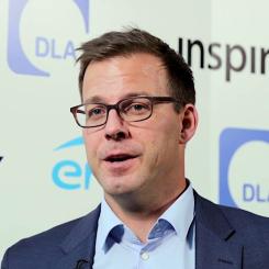 - Datacenter förväntas framöver lokaliseras till områden med riklig förnybar energi, såsom Nordvästra USA, Texas, Spanien och Norden. Denna trend förväntas påverka de närmaste 5–10 åren, och med AI:s framväxt blir VPP en central del, vilket kräver att förnybar energi anpassar sig snabbt, säger Luca Pedretti. Foto: Pexapark/Inspiratia