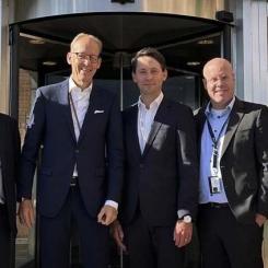 Från vänster: Per Leth Hansen, Global Account Manager för Ørsted på Hitachi Energy, Johan Söderström, Executive Vice President för Europa-, Mellanöstern- och Afrika på Hitachi Energy, Sebastian Hald Buhl, Ørsteds landschef i Sverige, Tobias Hansson, vd på Hitachi Energy i Sverige och Sepideh Chekad, projektledare för Power Transformer-leveransen av Hornsea 3 . Foto: Hitachi Energy