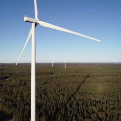 OX2 utvecklar, bygger och säljer land- och havsbaserad vindkraft och solkraft och erbjuder även förvaltning av vind- och solkkraftparker efter färdigställande.
