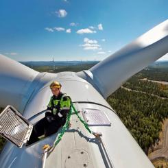 Service på högsta häjg. Norge har starka naturresurser för vindkraft, särskilt längs kusten, vilket har lett till en snabb utbyggnad av både land- och havsbaserade vindkraftparker. Trots detta har utmaningar som långa tillståndsprocesser och lokalt motstånd påverkat takten i utbyggnaden. Foto: Statkraft
