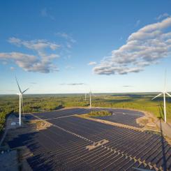 Skåramåla hybridpark, Sveriges första storskaliga energipark som kombinerar både sol- och vindkraft på samma plats och med gemensam nätanslutning. Pressbild: European Energy