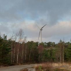Ett av de vindkraftverk i Mungseröd som nu monterats ned för återvinning Foto: Tekniska verken